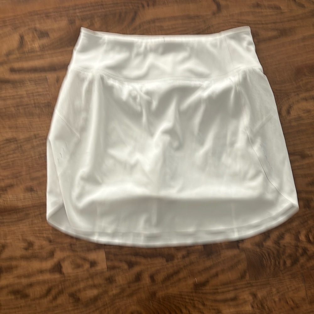 White Athleta run with it 16” skort